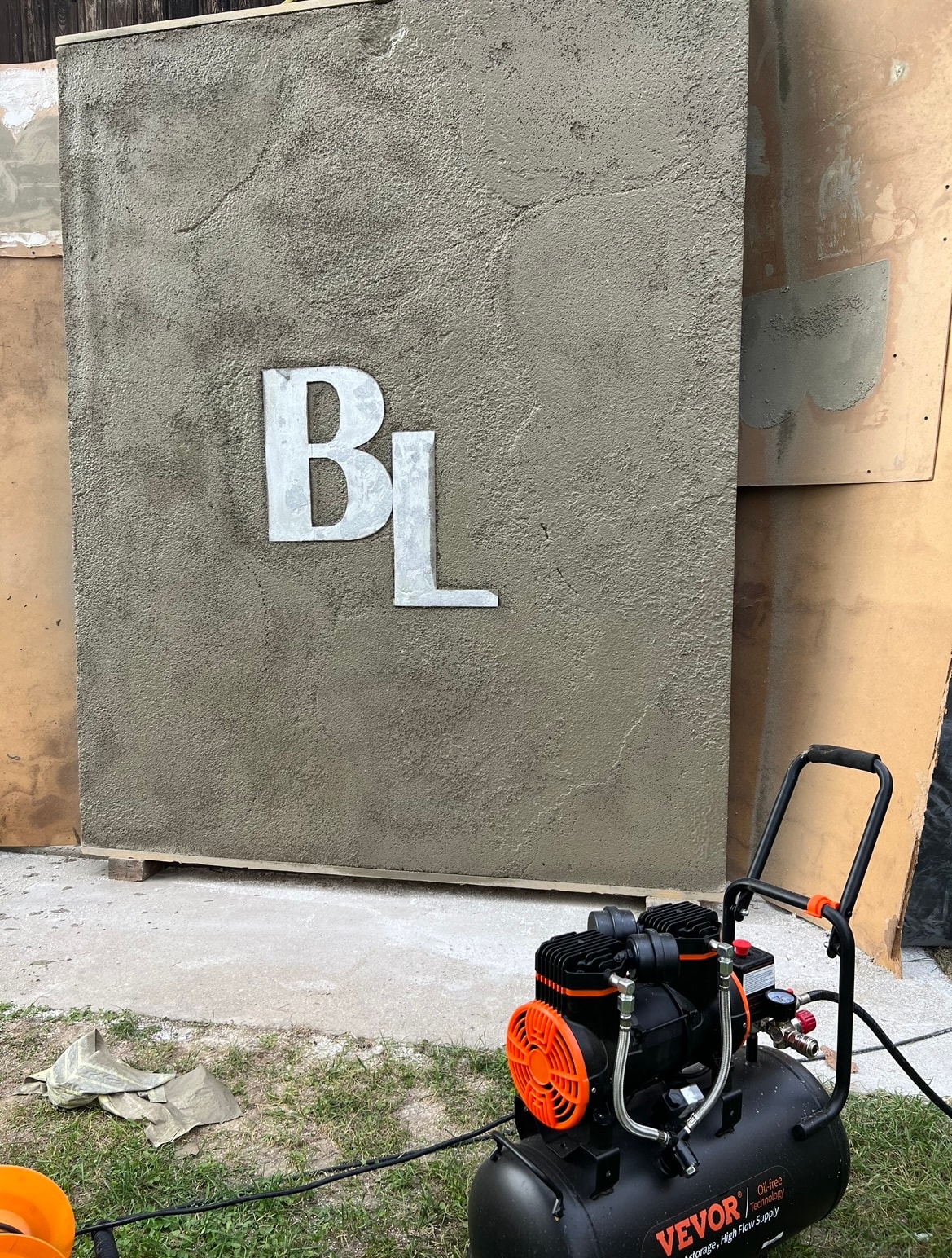 BRE-LAK panel közelkép BL emblémával